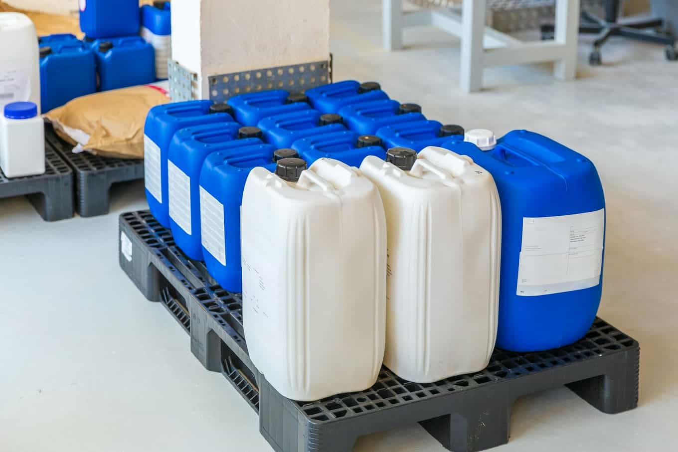 paleta z chemikaliami